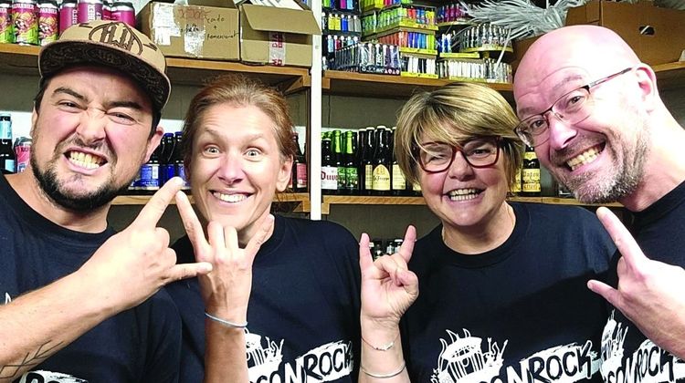 Les organisateurs du festival avec tee-shirts floqués Kios'N'Rock, en train de faire le signe des cornes, symbole de reconnaissance entre les rockeurs